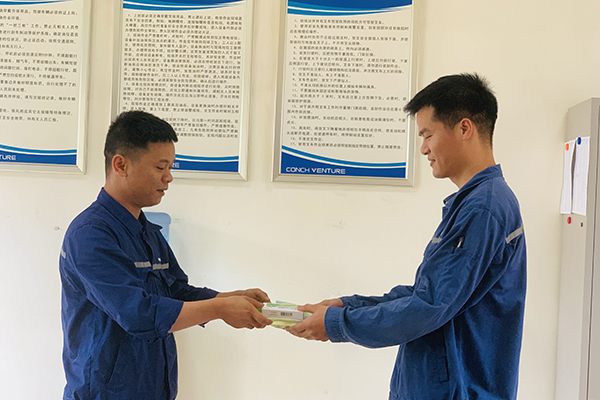 1624526507486970.jpg 現(xiàn)場(chǎng)工作人員收到防暑降溫藥品01.jpg