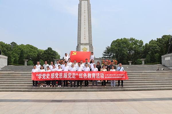 1625551720681887.jpg 黃麻起義和鄂豫皖蘇區(qū)革命烈士紀(jì)念碑合影.JPG