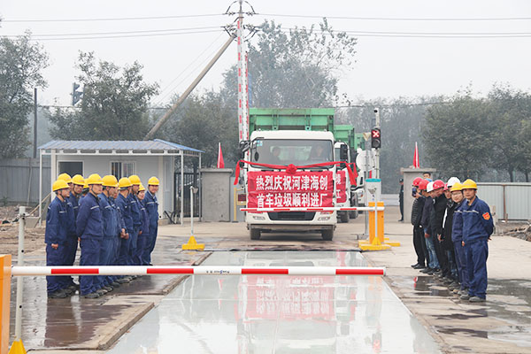 1640589630862634.jpg 投產(chǎn)慶典12首車?yán)樌M(jìn)廠.JPG